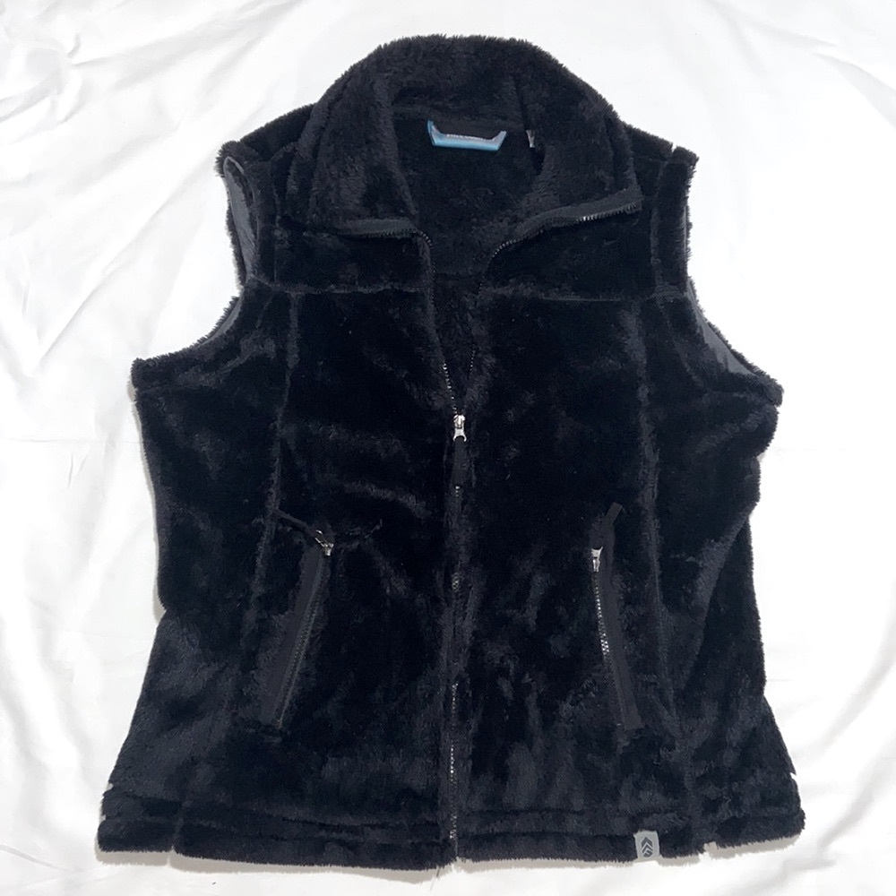 Free Country Black Faux Fur Vest. Zipper Pockets in front. Size Large.